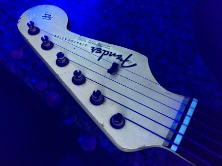1964 & 2016 Black Light Video Showing How To Tell If Finish Is Orig On Fender Strat