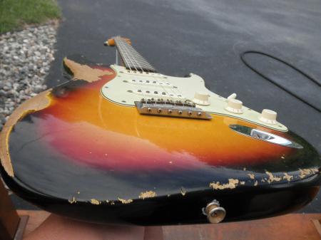 1960 Heavy Relic 3 Tone Sunburst 2011 Fender Stratocaster 9.5 Radius