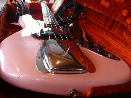1964 SHELL PINK FENDER JAZZ VINTAGE RELIC BASS